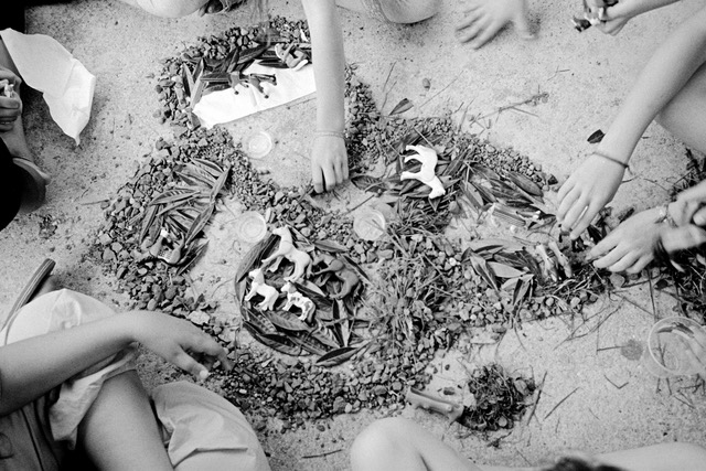 Photos d'enfants qui construisent ensemble dans un bac à sable